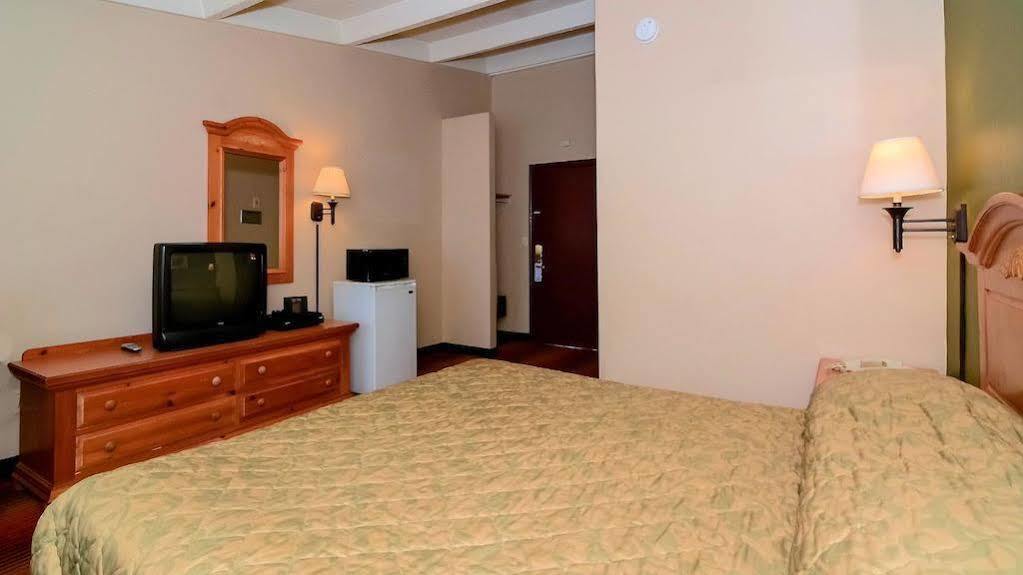 Rodeway Inn Huntington Station - Melville Kültér fotó